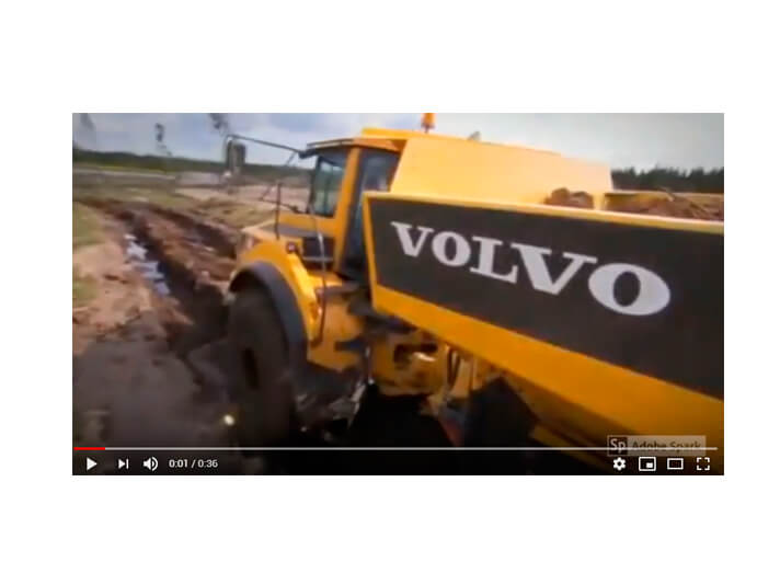Veja o caminhão articulado Volvo A30F na lama!